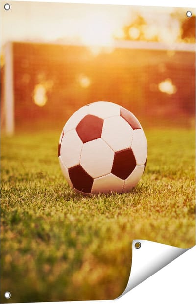 Gards Tuinposter Voetbal met Goal tijdens Zonsondergang - 60x80 cm - Tuindoek - Tuindecoratie - Wanddecoratie buiten - Tuinschilderij