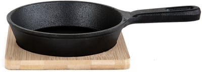 HOMLA gietijzeren koekenpan met bamboe onderzetter – geschikt voor oven en gasfornuis, 21 x 12 cm