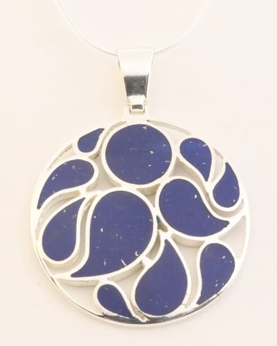 Ronde opengewerkte zilveren hanger met lapis lazuli aan ketting