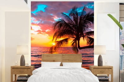 Behang - Fotobehang Palm - Zonsondergang - Strand - Zee - Horizon - Breedte 205 cm x hoogte 280 cm