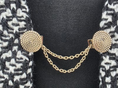 Vestsluiting - clip met dubbel ketting - symbool - cirkel van het leven - voor - vest - sjaal - omslagdoek in kleur antiek goud look.