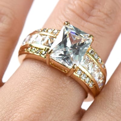 Wit goudkleurige ring dames maat 8 met steen vierkante transparante steen en pavé details brede band ring met zirkonia look statement ring