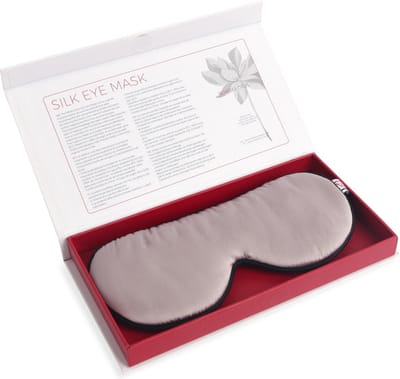 White Lotus Anti Aging holistisch zijden oogmasker – van 19 momme moerbeien zijde voor tijdens het slapen. Helpt bij dikke ogen en rimpels onder de ogen. Geheel verduisterend voor een goede nachtrust. Verpakt in luxe geschenkdoos. Kleur: Parelgrijs.