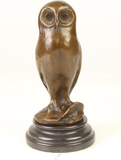 Een bronzen jonge uil op een sokkel