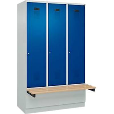 C+P Evolo Plus garderobekast, 3 vakken van elk 400 mm breed, sokkel, zwevende bank, B 1200 x D 815 x H 1950 mm, cilinder, lichtgrijs/gentiaanblauw
