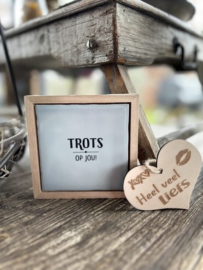 Creaties van Hier -Liefs in een lijstje Trots met houten hartje - 12 cm – Keramiek