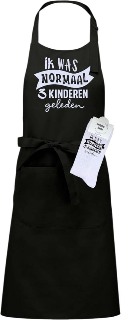 Keukenschort en sokken met tekst - Giftset - Ik was normaal 3 kinderen geleden - Moederdag - Vaderdag - Zwart - Verstelbaar - Cadeau idee - Verjaardag - Cadeau dames en heren - Liefste Opa en Oma cadeau - Verrassing - Grappig cadeau - Onesize