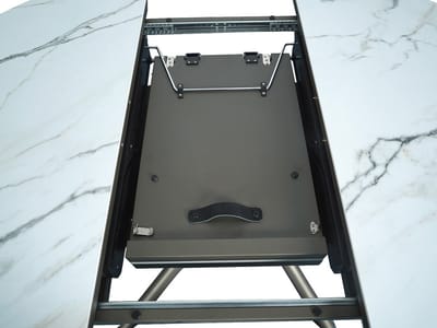 Vente-unique Uitschuifbare eettafel voor 4 tot 6 personen van keramiek, MDF en metaal - Wit marmereffect en brons - FEROLA