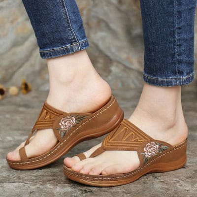 Zomer Dames Sandalen Romeins Retro Borduurwerk Effen Kleur Wedge Dames Sandalen Slip On Platform Strand Klassiek Vrouwelijk Water Schoenen 43 bruin