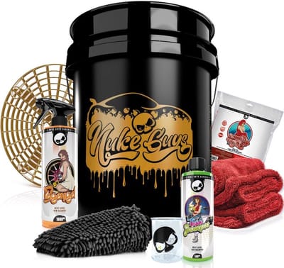 Nuke Guys autowasset twv € 86,50 bestaande uit; Wasemmer 5 gallon (19 Ltr) Gold, Grit Guard Grit Gold, Wash Mitt, Velgenreiniger 1000 ml, shampoo 500 ml, maatbeker 150 ml ,Gamma Droogdoek 50 x80 1400 gsm!