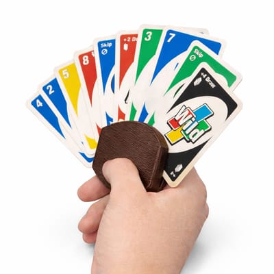 Speelkaarthouder met Handgrip en Standaard – Kaartenhouder voor UNO, Poker, Pesten en Bordspellen – Ergonomische Card Holder – Handsfree Speelkaarten Organizer – Roasted Chestnut