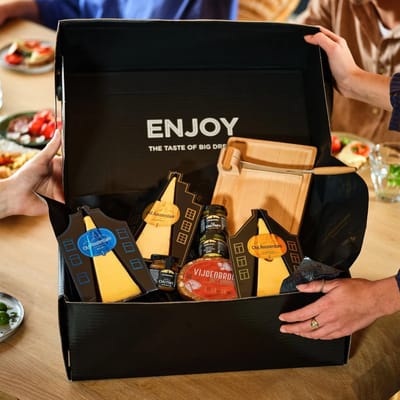 Old Amsterdam Royal Box – Luxe Kaaspakket met 3 Kazen, Chutneys, Vijgenbrood & Borrelplank – Cadeaupakket