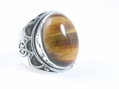 Zware bewerkte zilveren ring met tijgeroog - maat 17.5