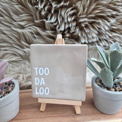 CreaCraft - Robuust Wenstegeltje Too da loo – Hip trendy tegeltje – Handmade – Tegeltje met Spreuk –Housewarmingcadeau, afscheid of zomaar – Keramiek – 10x10 cm – Wanddecoratie –Sfeervol en Persoonlijk - Vriend(in) – Trendy nu – Origineel cadeau