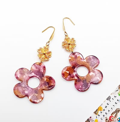 Jeannette-Creatief® - Resin - Resin Oorhangers Golden Flowers Aubergine - Aubergine Oorbellen - Handgemaakte Unieke Oorhangers - Resin Hangers - Aubergine - Oorbellen met Bloemen - Flower Power – Trendkleur - Moederdag