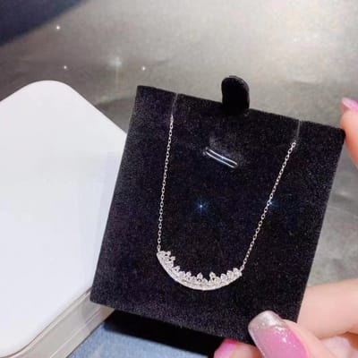Kleine V-vormige Rand Diamanten Ketting voor Vrouwen Eenvoudig en Licht Luxe Ins Trendy Zilver Wit Kettingontwerp en Verstelbaar Vrouwen gray