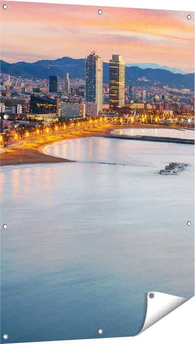 Gards Tuinposter Barcelona Strand met Stad bij Zonsondergang - 80x120 cm - Tuindoek - Tuindecoratie - Wanddecoratie buiten - Tuinschilderij