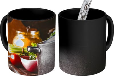 Magische Mok - Foto op Warmte Mokken - Koffiemok - Rustiek - Stilleven - Pan - Groente - Magic Mok - Beker - 350 ML - Theemok