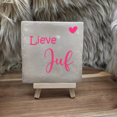 Robuust Wenstegeltje Lieve Juf – Cadeau Juffendag – Afscheid Juf – Bedankje – Trendy – Woondecoratie – Cadeautje – Decoratief Tegeltje met Standaard – Cadeau Idee