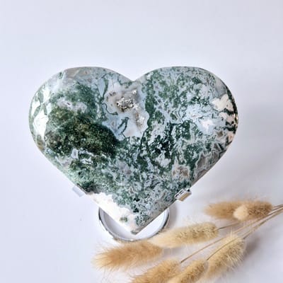 Edelsteen Grote Druzy Mosagaat Hart op Metalen Standaard – #33 446 gram