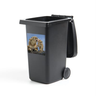 Container sticker Leeuw met welp - Moederleeuw likt haar welp schoon Klikosticker - 40x40 cm - kliko sticker - weerbestendige containersticker