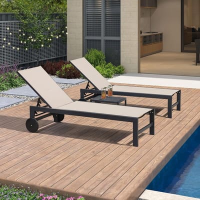 Zonneligstoel set van 2 met tafel verstelbaar 164 x 68 x 36 cm – ligbed met armleuningen en wielen, aluminium frame, textilene tuin ligstoelen weerbestendig tot 150 kg – beige – Bella