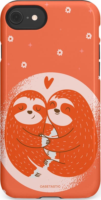Casetastic Hoesje Geschikt voor Apple iPhone 7/8/SE - Stijlvolle Beschermende Duo-layer Case - Oranje Pastel Roze Liefdes Koppel Luiaard