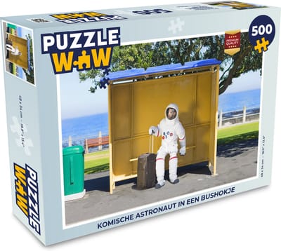Puzzel Komische astronaut in een bushokje - Legpuzzel - Puzzel 500 stukjes