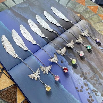 Elegante metalen veren boekenleggers met 3D vlinderhanger - Perfecte cadeau voor boekenliefhebbers, studenten en leraren - Inclusief kerstcadeauverpakking