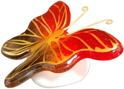 Herinneringsvlinder gemaakt van glas op een witte steen - handwerk 8x7x4 cm glasfusion en glas schilderen kleur bruin rood - herdenking voor thuis of op een graf