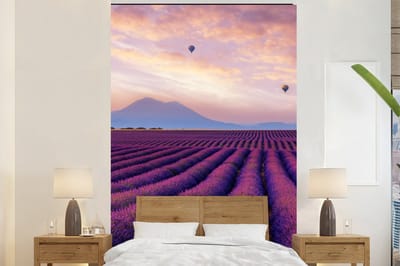 Behang - Fotobehang Lavendel - Luchtballon - Berg - Paars - Breedte 200 cm x hoogte 300 cm
