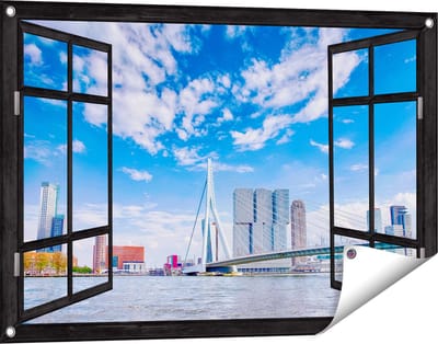 Gards Tuinposter Doorkijk Erasmusbrug aan het Water in Rotterdam - 90x60 cm - Tuindoek - Tuindecoratie - Wanddecoratie buiten - Tuinschilderij