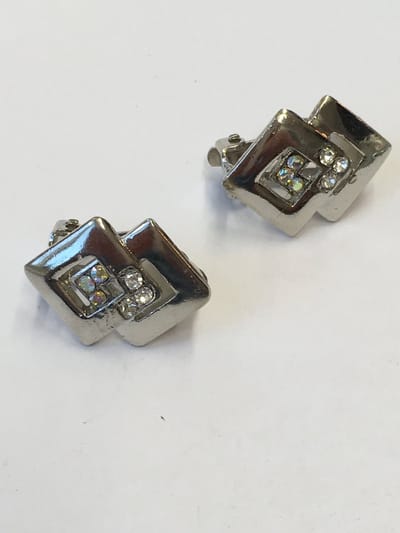 Petra's Sieradenwereld - Clipoorbel zilverkleurig twee vierkantjes met strass (136)