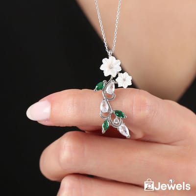 OZ Jewels Zilveren Ketting met Magnolia Design Versierd met Synthetische Smaragd - Accessoires - Liefdessieraden - Liefdesketting - Love Ketting - Valentijnsdag - Moederdag - Ketting Meisje - Sieraden Dames - In mooie geschenkverpakking