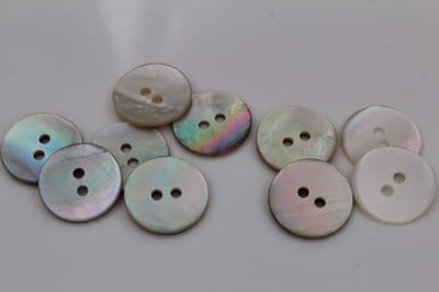 Knopen, glinsterend, 2 gaten, Europese productie, plat, verkrijgbaar in 10 maten, parelmoer (25 mm)