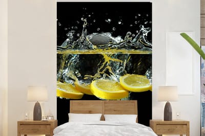 Behang - Fotobehang Citroen - Fruit - Geel - Stilleven - Water - Breedte 200 cm x hoogte 300 cm