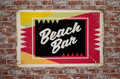 Wandbord - Beach bar - Metalen wandbord - Mancave - Mancave decoratie - Tiki - Metalen borden - Metal sign - Bar decoratie - Tekst bord - Wandborden – Bar - Wand Decoratie - Metalen bord - UV beste