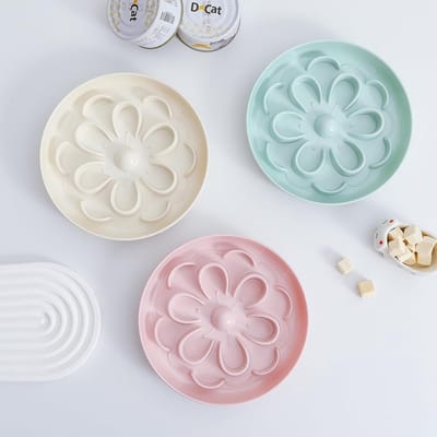 Famanu - Slow Feeder Kattenvoerbak – Melamine Slow Eating Kattenbak voor Droog Natvoer – Schattig Bloesem Doolhof Kattenschotel Gezond Voeden – Leuke Interactieve Kattenplaat Whiskervriendelijk