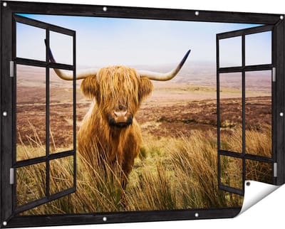 Gards Tuinposter Doorkijk Schotse Hooglander Koe in het Veld - 150x100 cm - Tuindoek - Tuindecoratie - Wanddecoratie buiten - Tuinschilderij