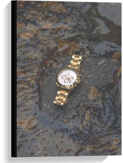 Canvas  - Goude Horloge op Waterige Steen - 40x60cm Foto op Canvas Schilderij (Wanddecoratie op Canvas)