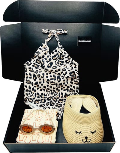 Kraamcadeau meisje met baby badpak een baby afdroogdoek, een verstelbare zonneklep en baby zonnebril - kan ook rechtstreeks als cadeau worden verstuurd