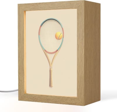 Nachtlampje 15x20 cm - Kinder lampje - Tennisracket - Bal - Beige - Tafellamp kinderkamer - Slaapkamer lamp - Bedlamp kinderen - Kinderlampje stopcontact - Wandlamp babykamer - Nachtlampjes