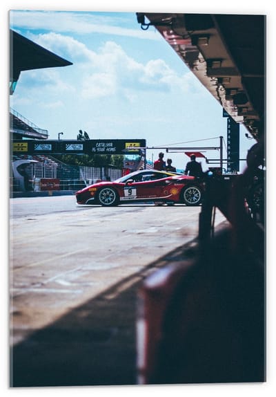 Acrylglas - Rode Auto op Racebaan - 40x60cm Foto op Acrylglas (Met Ophangsysteem)