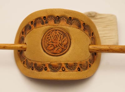 Leren beige haarspeld + stokje hout roos - lederen haarspeld van een roosje- bloemen haarspeld - rozen haarspelden - lederen haarspeld - dames haarspeld - sierlijke haarspeld - unieke haarspeld - aparte haarspeld - handgemaakte haarspeld