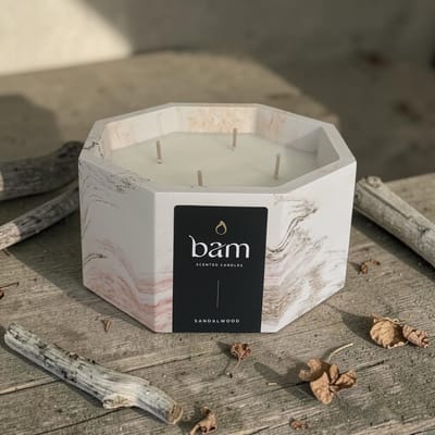 Handgemaakte Sandalwood geurkaars van 545 g in een uniek beige/oranje gemarmerd 8-hoekig potje. Sandelhout. Brandt ca. 75 uur.