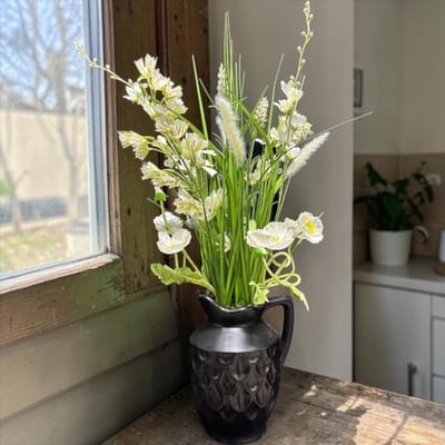 Seta Fiori - Mat Zwarte Schenkkan met Kunstgras boeket – Witte Pluimen & Veldbloemen