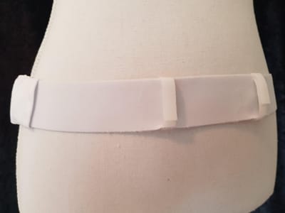 PD-band voor peritoneale dialyse (nierdialyse), maat M, in wit huidvriendelijk (zacht) elastiek voor het opbergen van de katheter en het opbergen van het koppelstuk