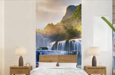 Behang - Fotobehang Waterval - Planten - Zon - Water - Natuur - Breedte 120 cm x hoogte 240 cm