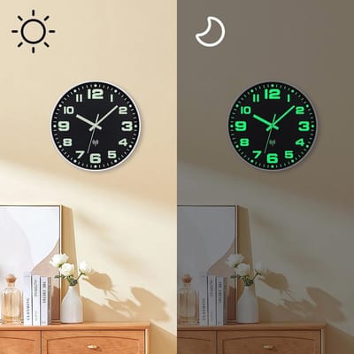 Wandklok met Radio en Nachtlampje - Stille, Batterij Aangedreven Klok voor Keuken, Woonkamer, School en Kantoor