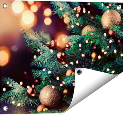 Gards Tuinposter Versierde Kerstboom met Lichtjes - 50x40 cm - Tuindoek - Tuindecoratie - Wanddecoratie buiten - Tuinschilderij